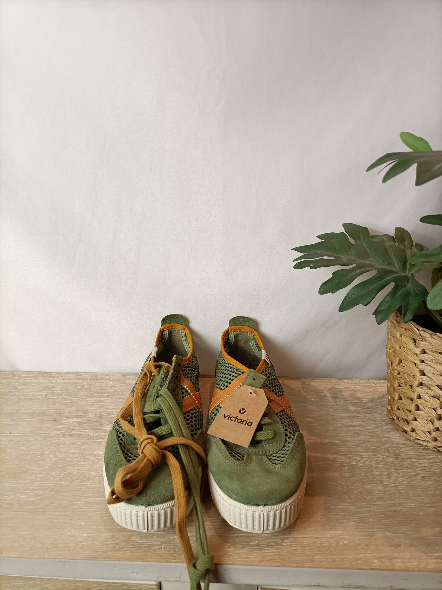 VICTORIA. Bambas verdes rejilla T.39