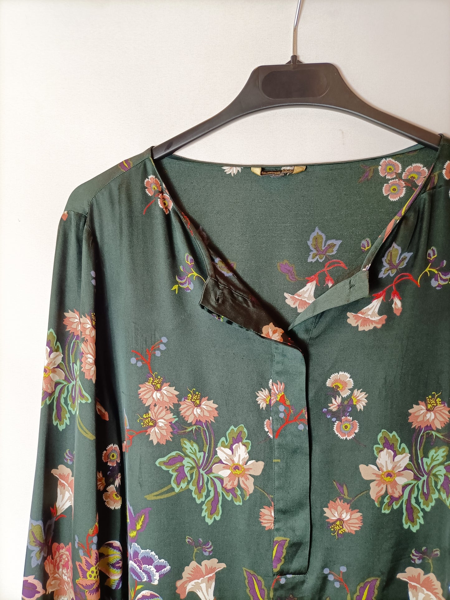 MASSIMO DUTTI. Blusa negra estampada . T 38