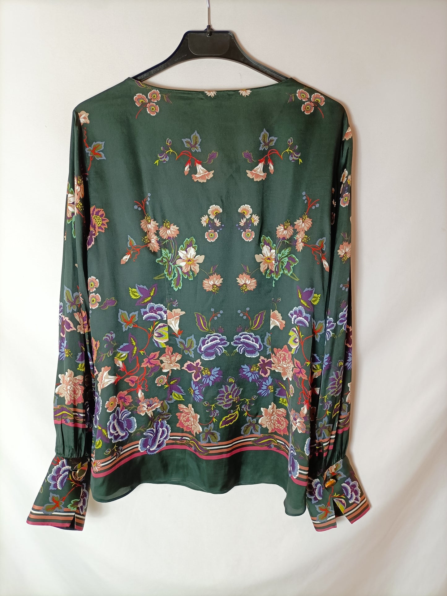 MASSIMO DUTTI. Blusa negra estampada . T 38