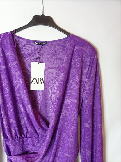 ZARA. Vestido morado flores T.m