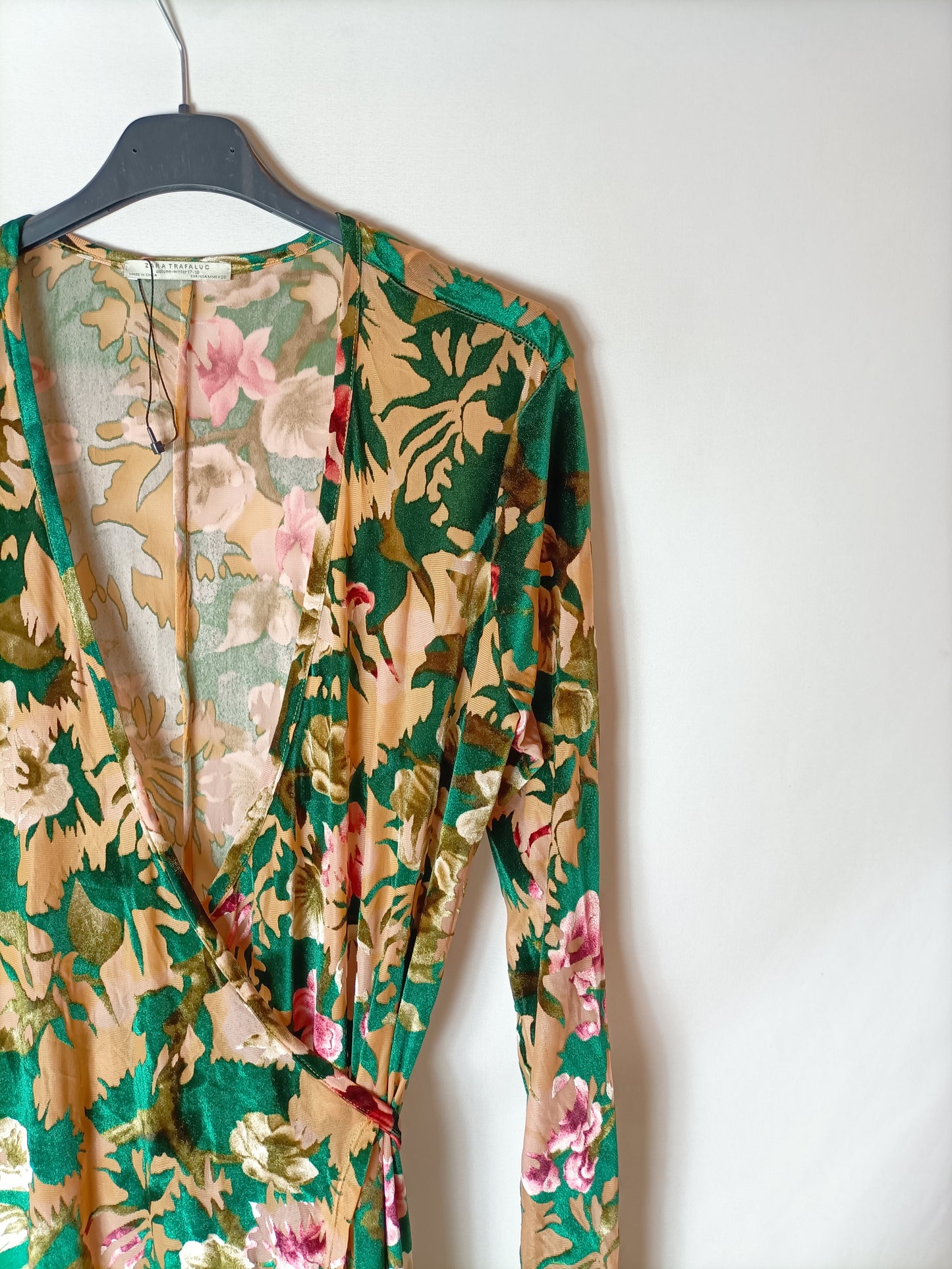 ZARA. Vestido/kimono verdes flores T.m