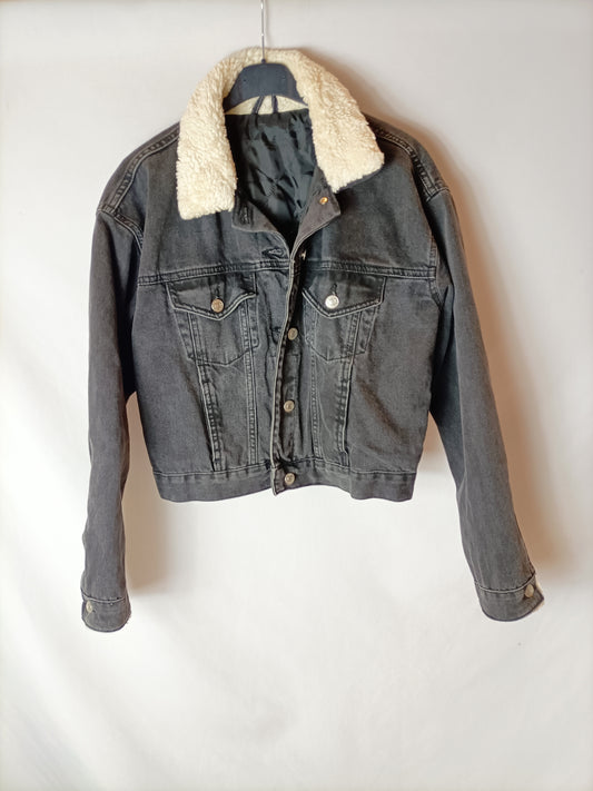 TOPSHOP. Cazadora denim negra. T 38