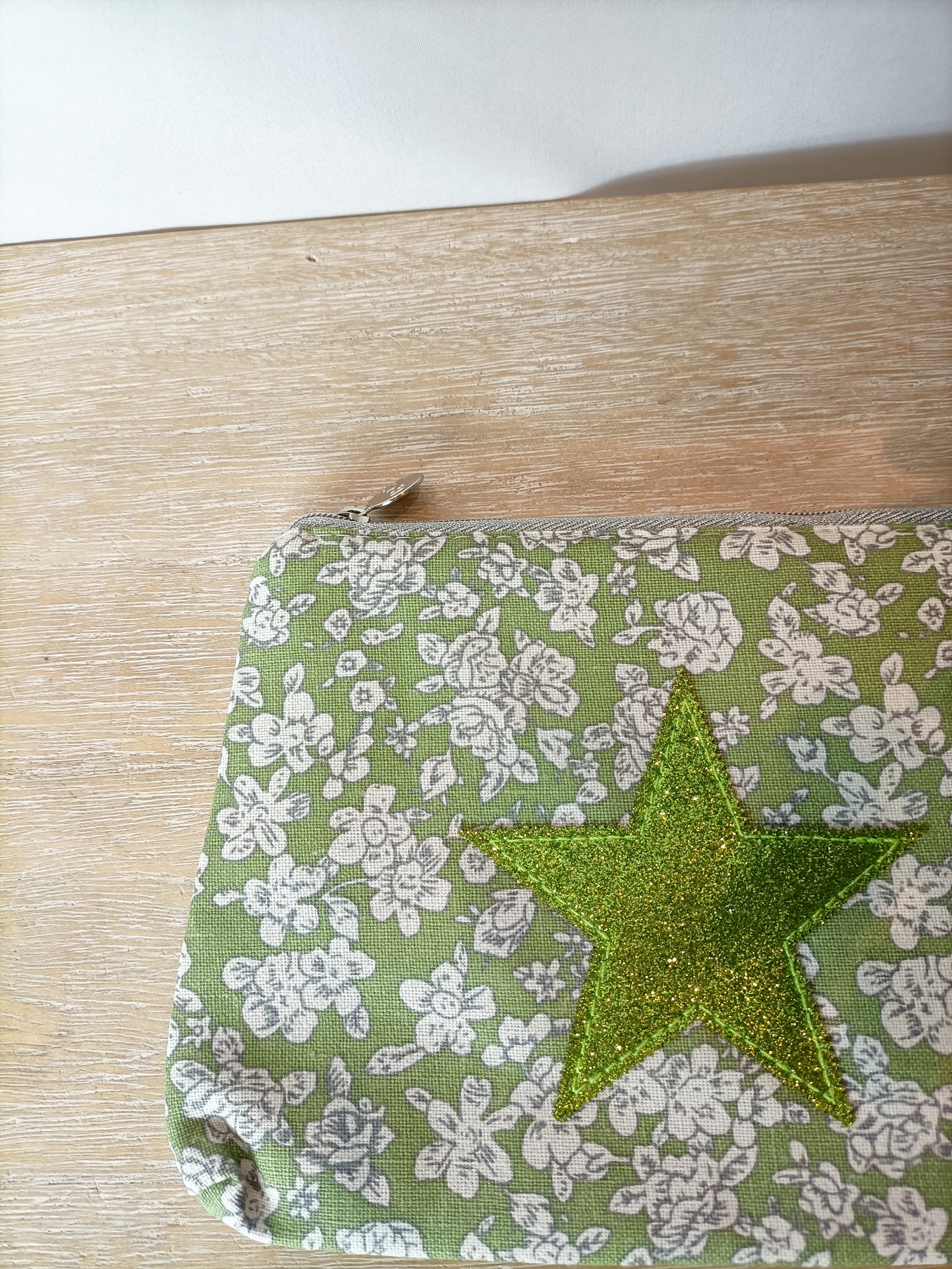 OTRAS. Neceser verde estampado