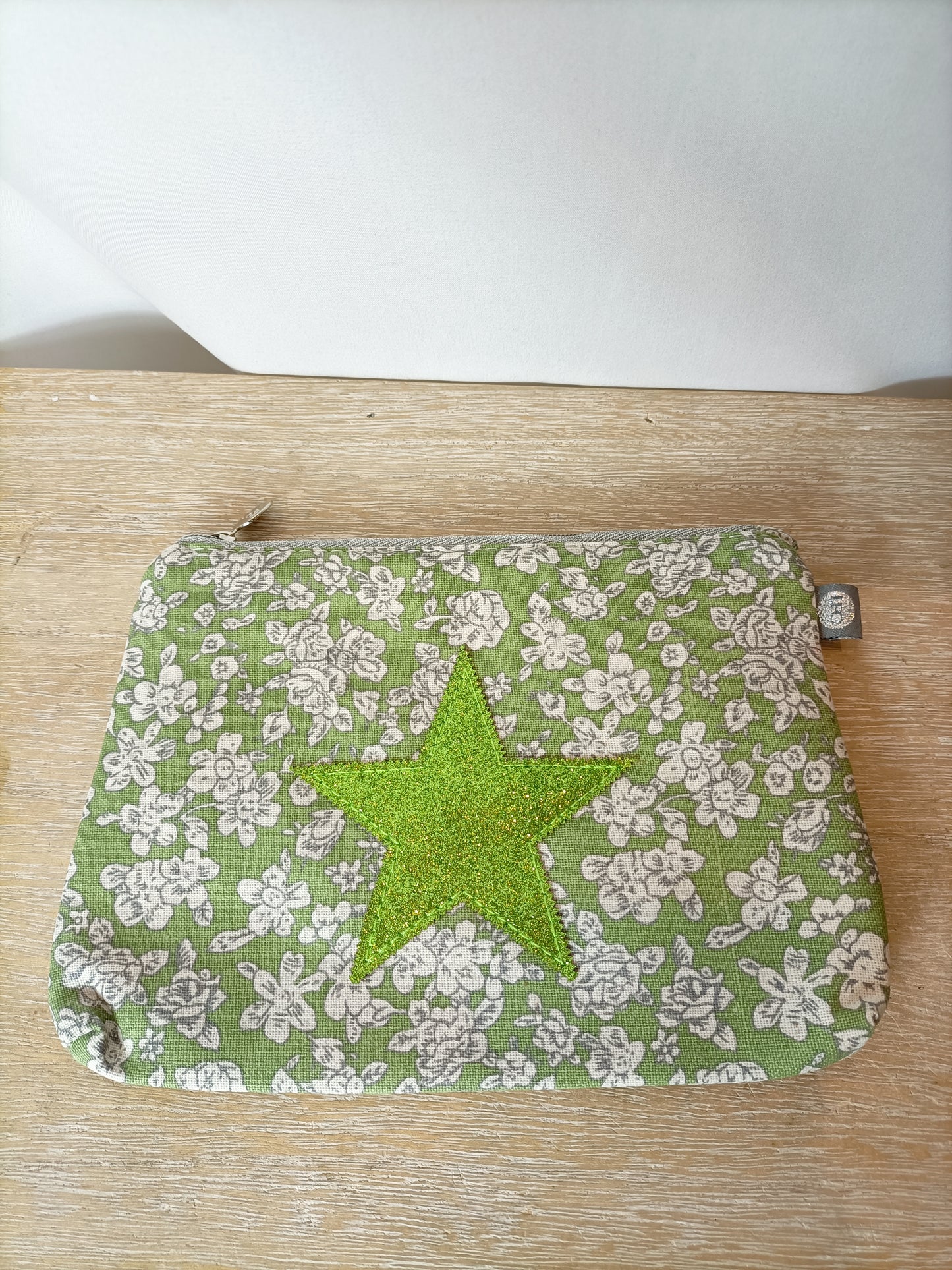 OTRAS. Neceser verde estampado