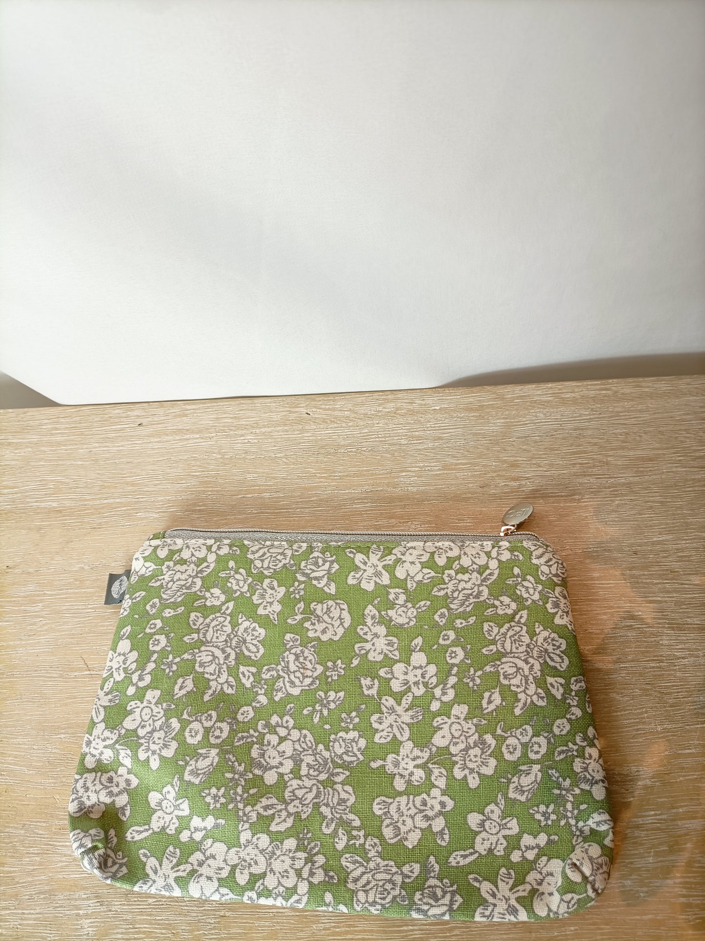 OTRAS. Neceser verde estampado