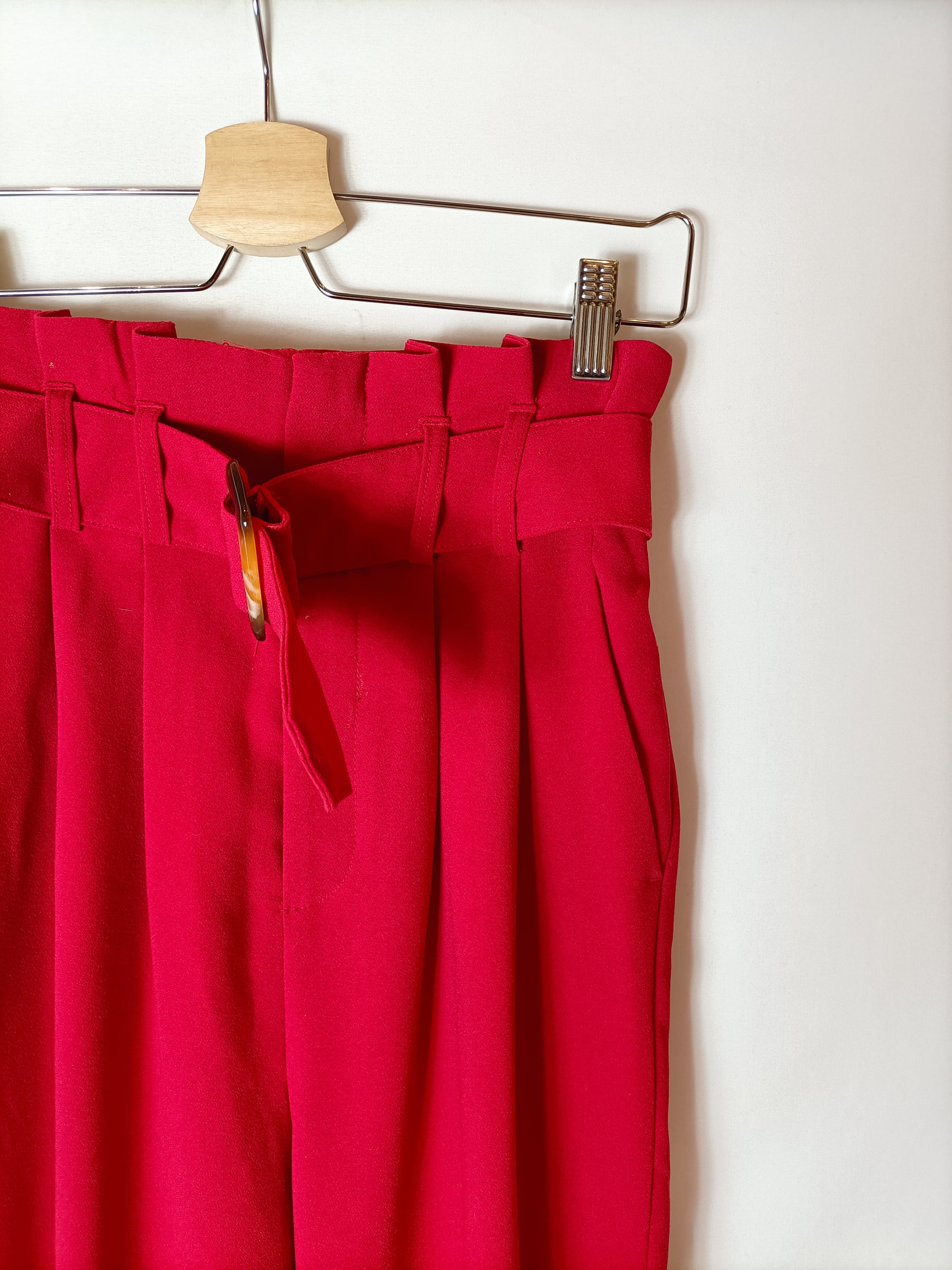 Rojo Mujer Un Pantalón Rojo Outfit Mujer Pantalon Rojo Outfits