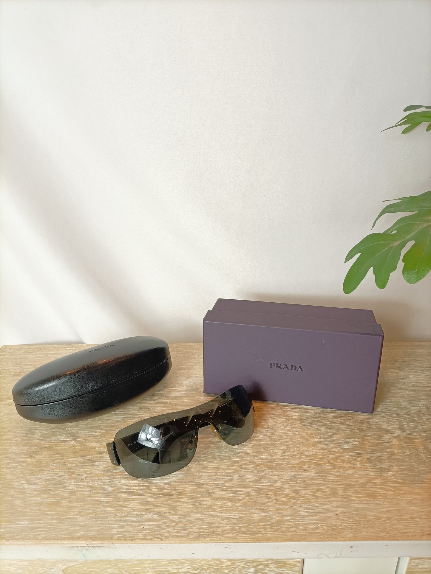 PRADA. Gafas de sol negras