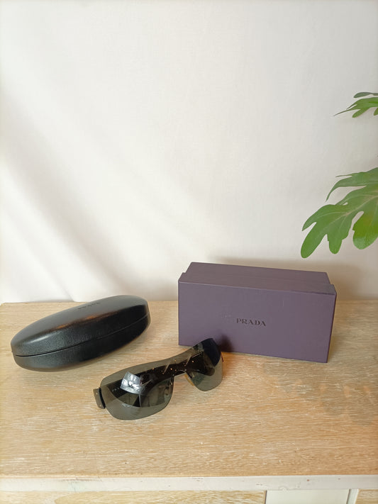 PRADA. Gafas de sol negras