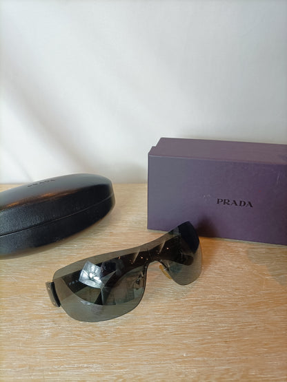 PRADA. Gafas de sol negras