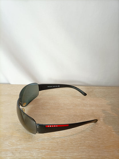 PRADA. Gafas de sol negras