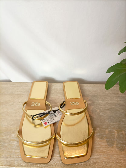 ZARA. Sandalia dorada tiras T. 41