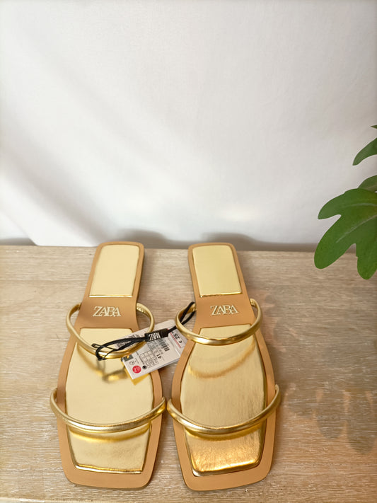 ZARA. Sandalia dorada tiras T. 41