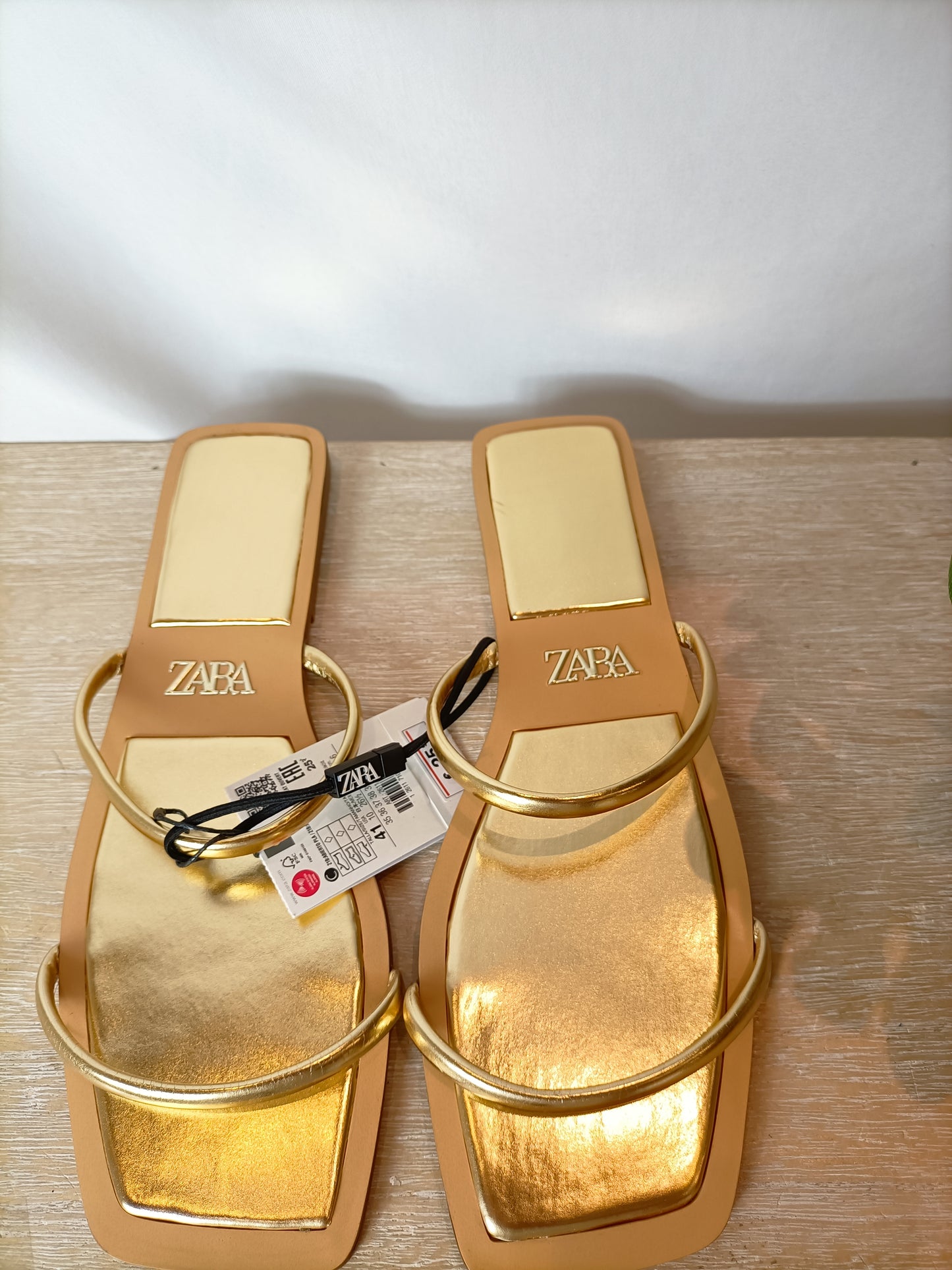 ZARA. Sandalia dorada tiras T. 41