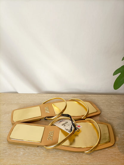 ZARA. Sandalia dorada tiras T. 41