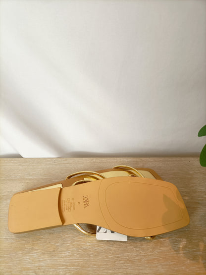 ZARA. Sandalia dorada tiras T. 41