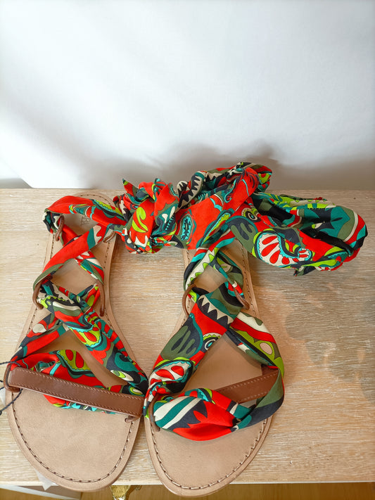 ZARA. Sandalia tiras T.41