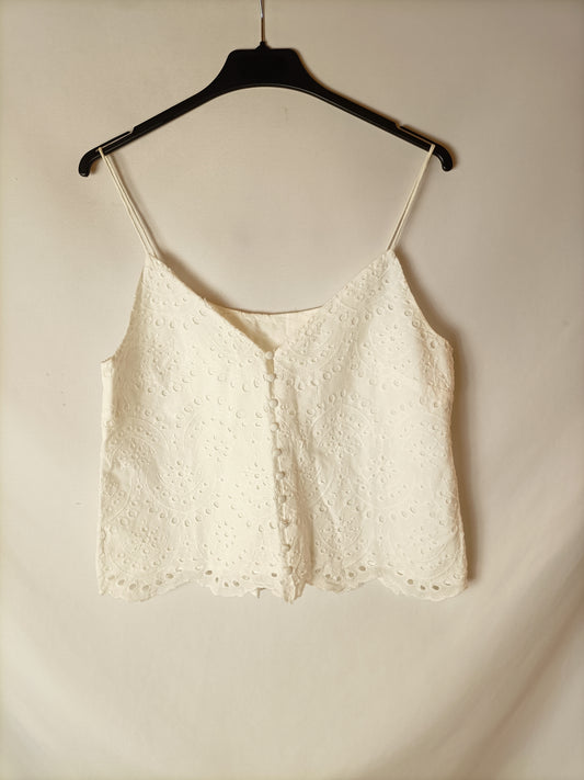 OTRAS. Top corto blanco troquelado. T M