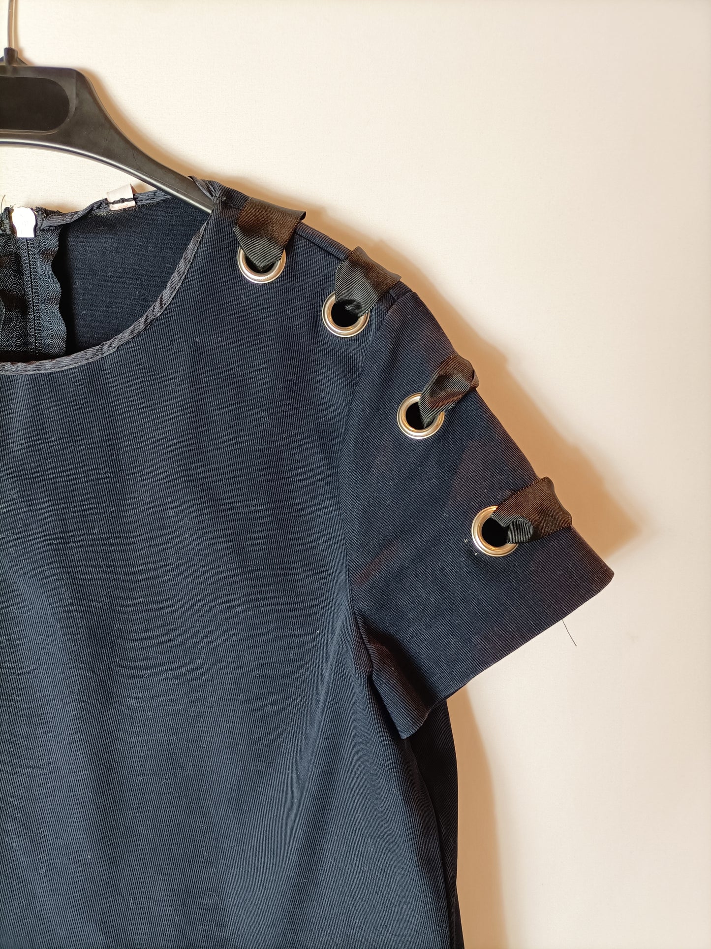 ZARA. Top negro detalle hombro. T M