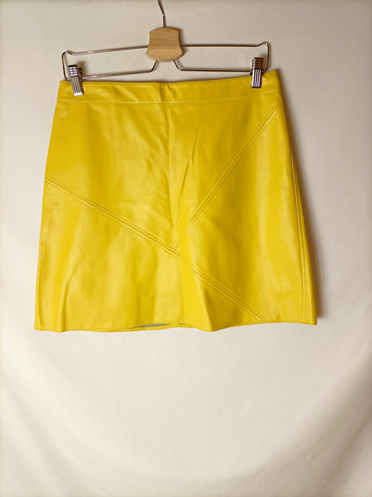 ZARA. Falda polipiel amarilla. T L