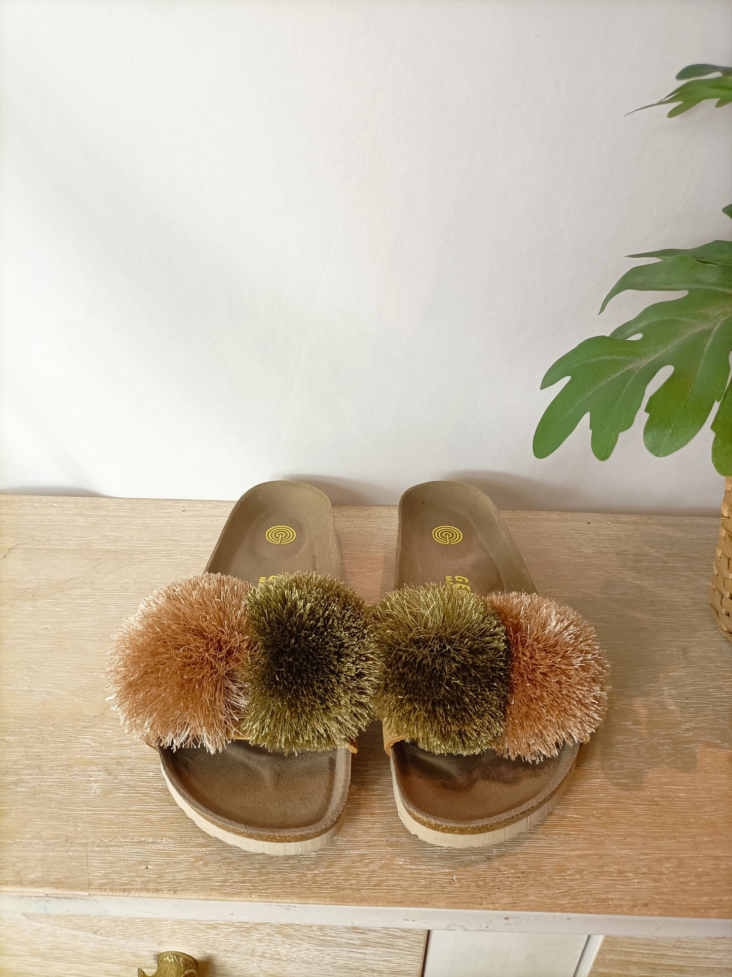 GENUINS. Sandalia pompón T.38