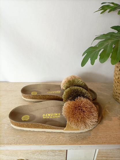 GENUINS. Sandalia pompón T.38