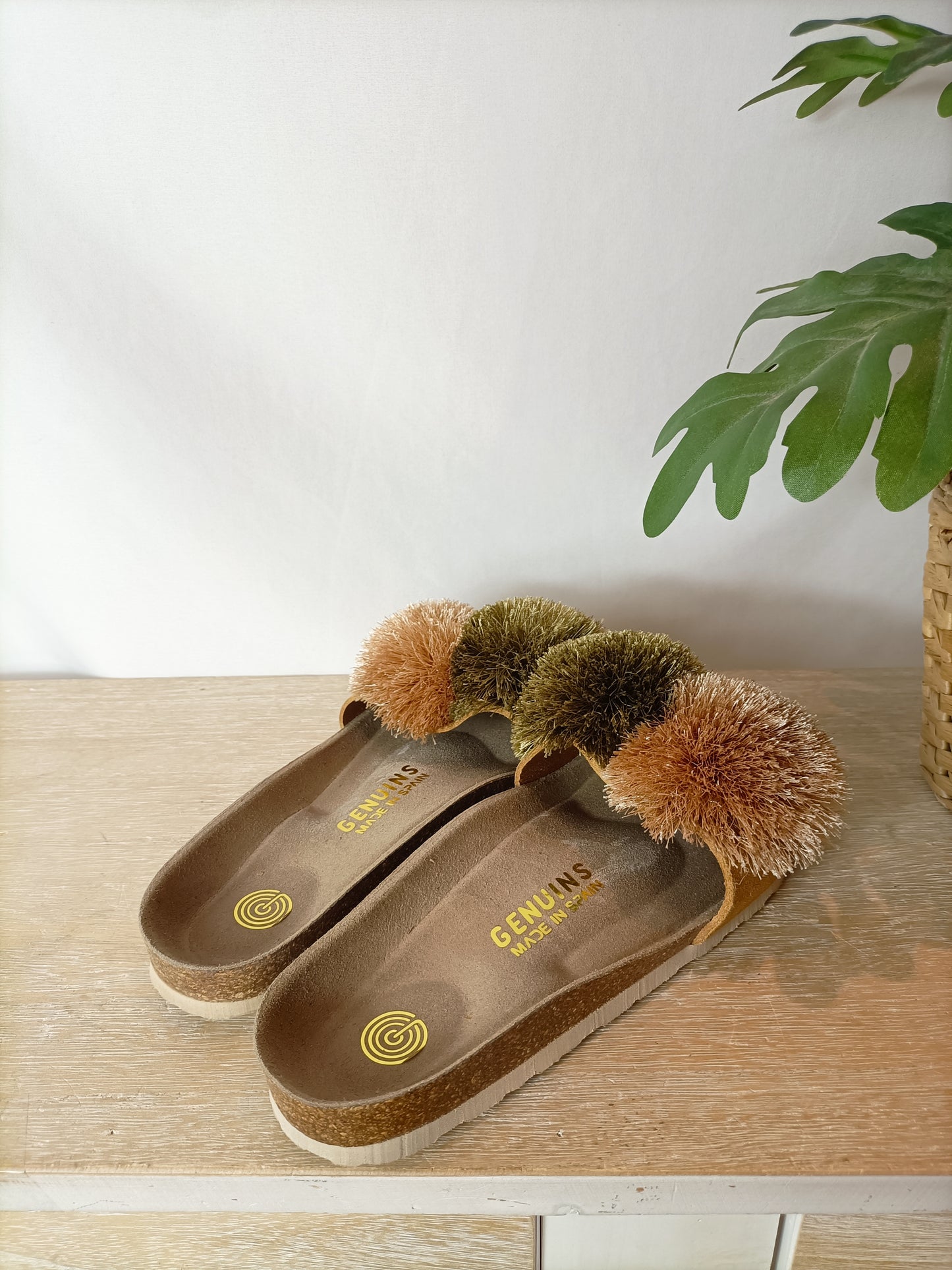 GENUINS. Sandalia pompón T.38