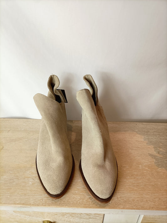 ZARA. Botines beige tobilleros T.38