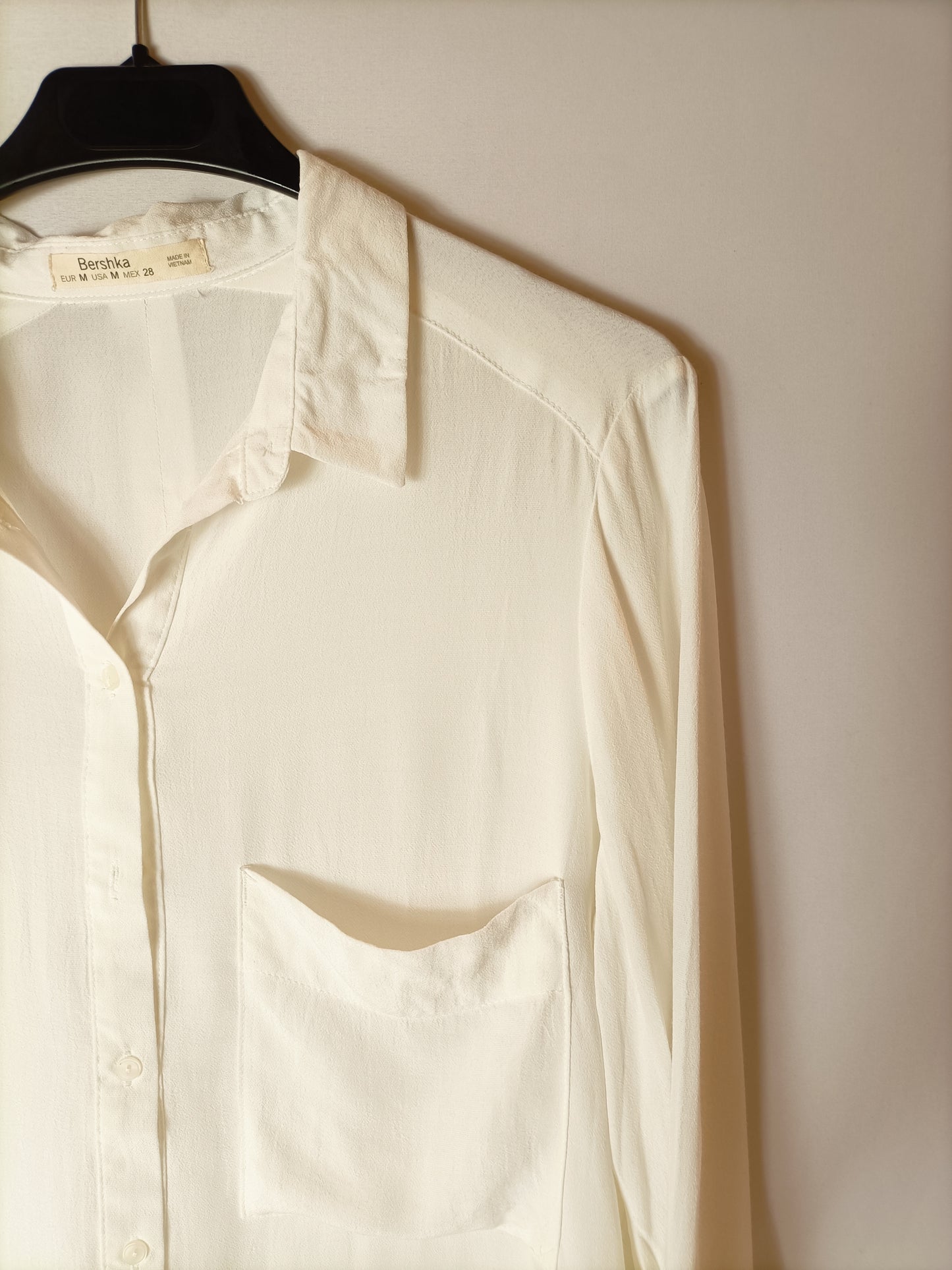 BERSHKA. Blusa beige crudo  T.m