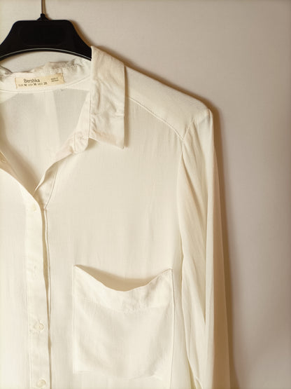BERSHKA. Blusa beige crudo  T.m