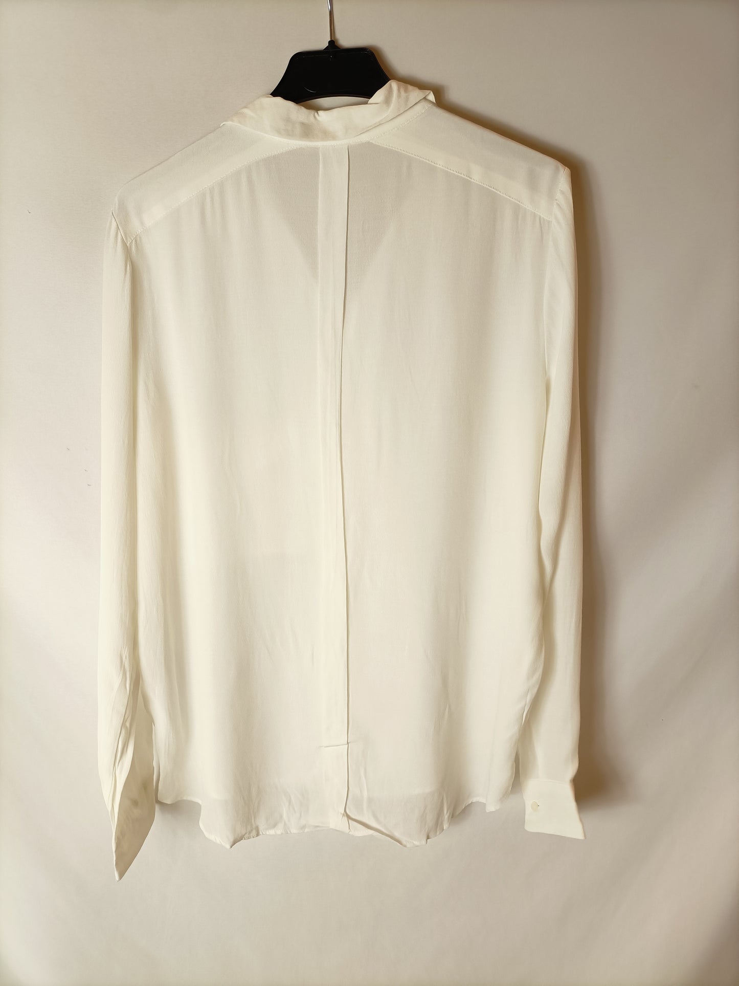 BERSHKA. Blusa beige crudo  T.m