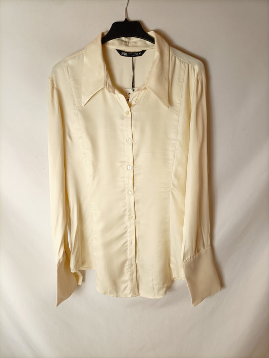 ZARA. Blusa beige satinada T.m