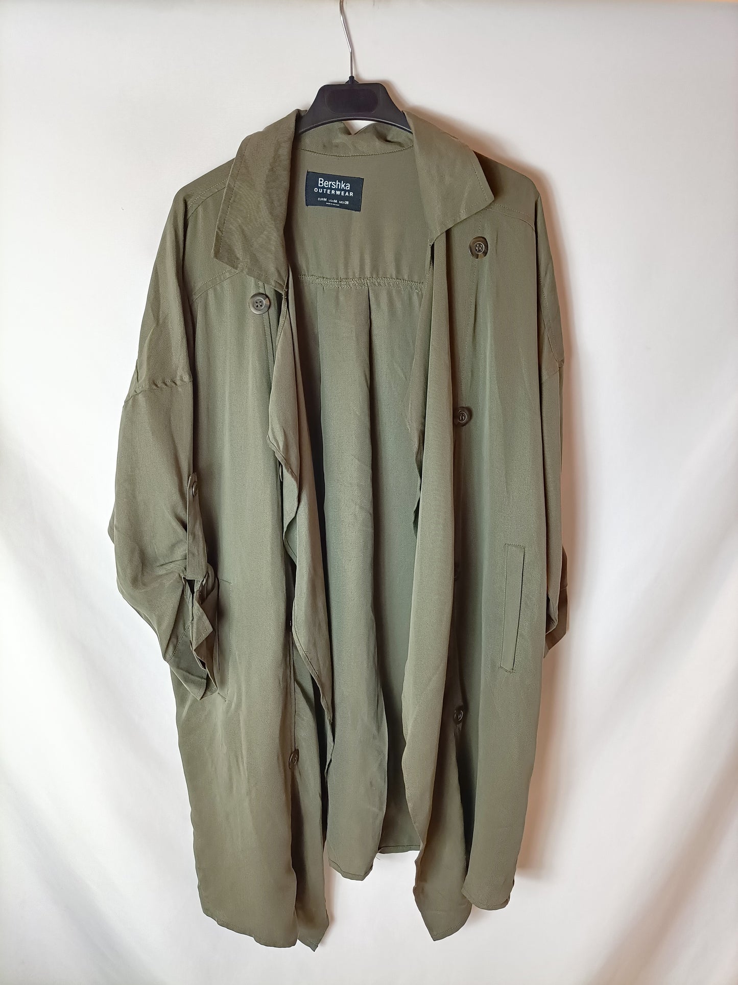 BERSHKA. Chaqueta fina verde T.m