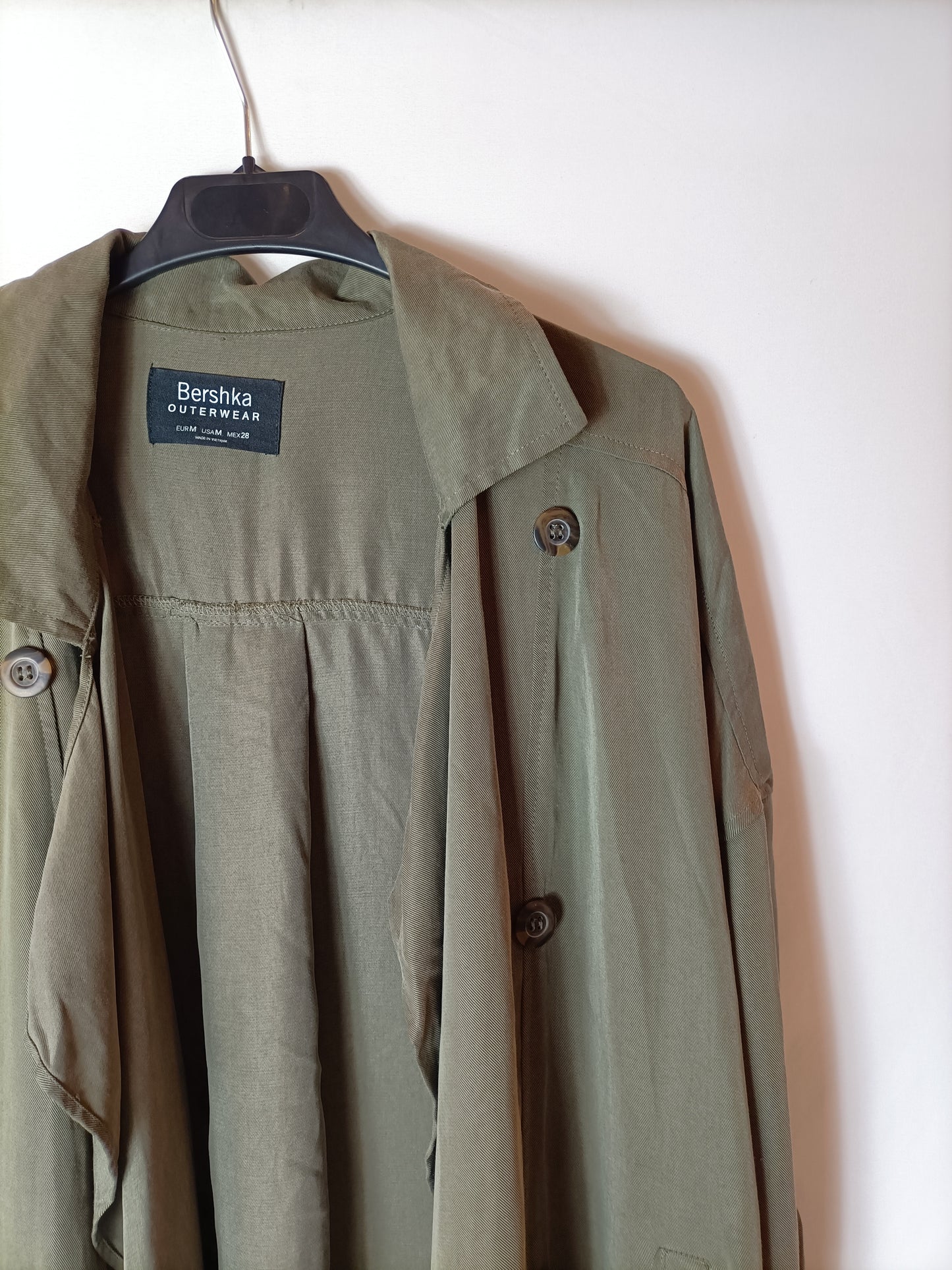 BERSHKA. Chaqueta fina verde T.m