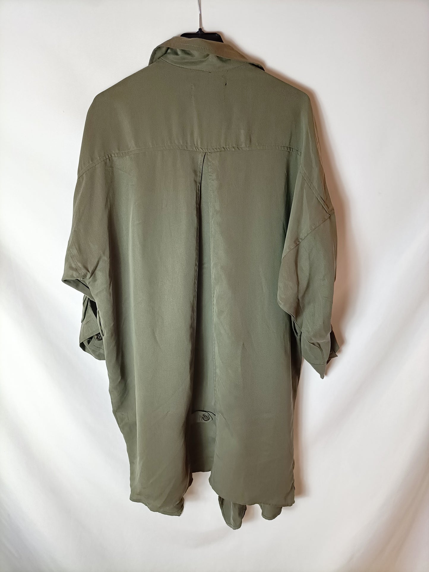 BERSHKA. Chaqueta fina verde T.m