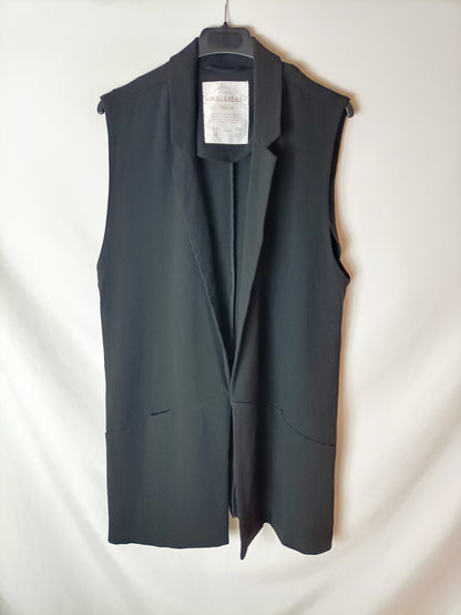 PULL&BEAR. Chaleco negro fluido T.m