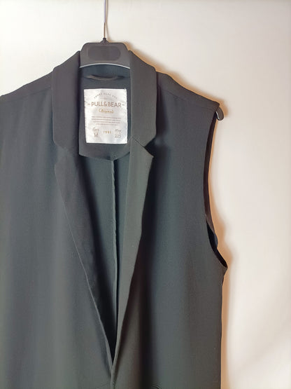 PULL&BEAR. Chaleco negro fluido T.m