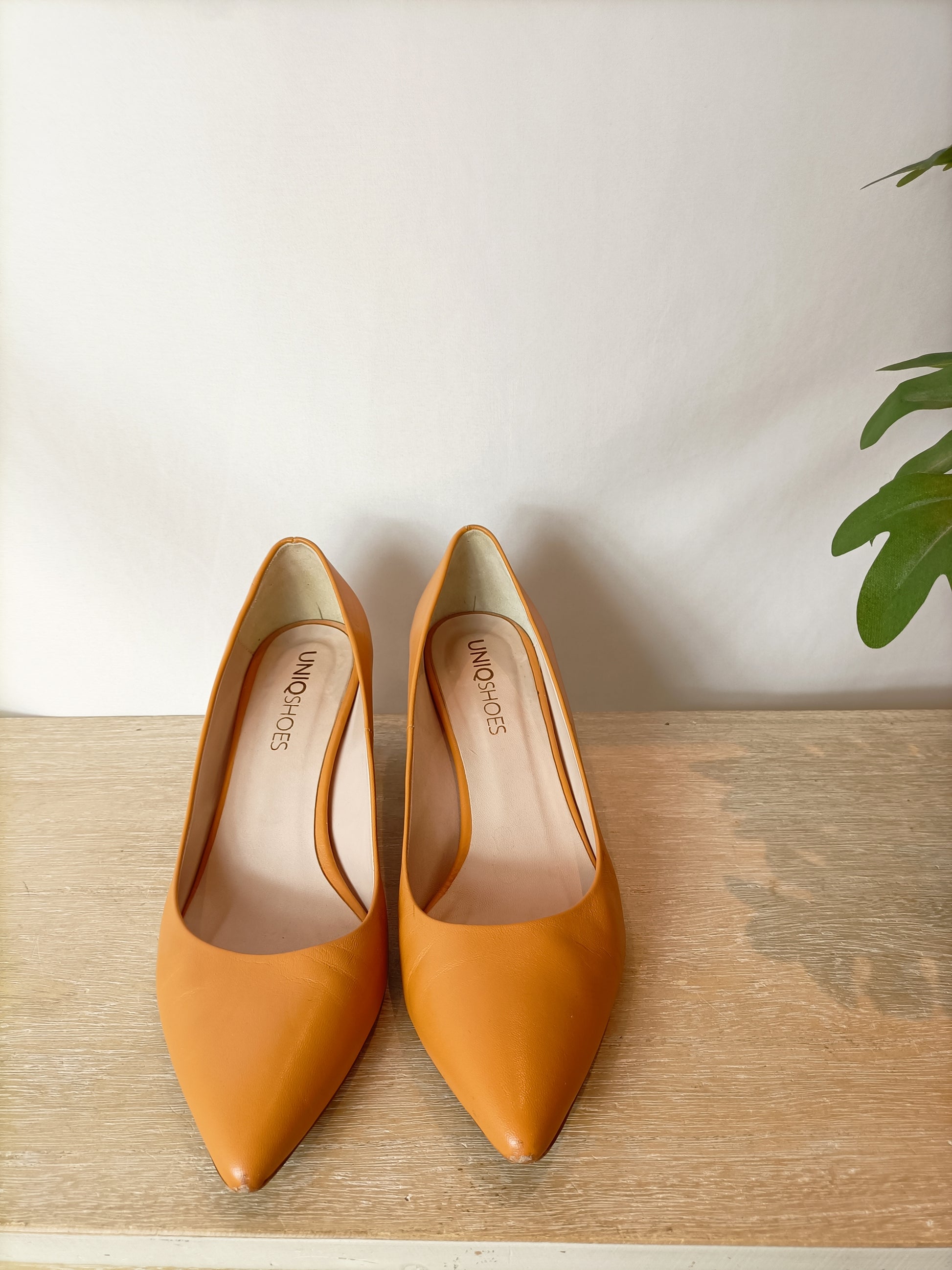 UNIQ SHOES. Mustard dress shoes. Size 39 (tare) Hibuy market UNIQ SHOES. Mustard dress shoes. Size 39 (tare) Hibuy market