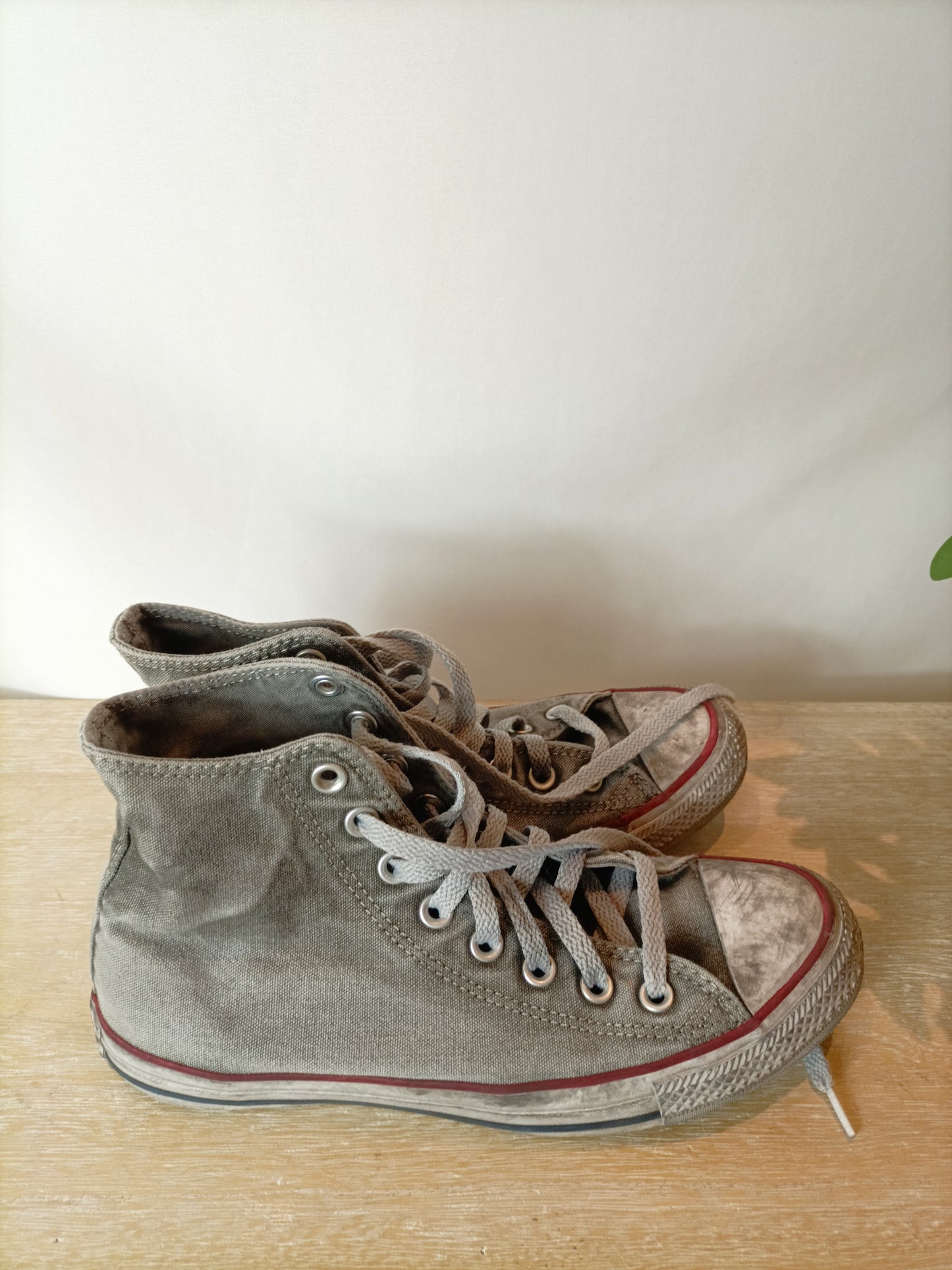 CONVERSE. Zapatillas grises efecto desgastado. T 39,5
