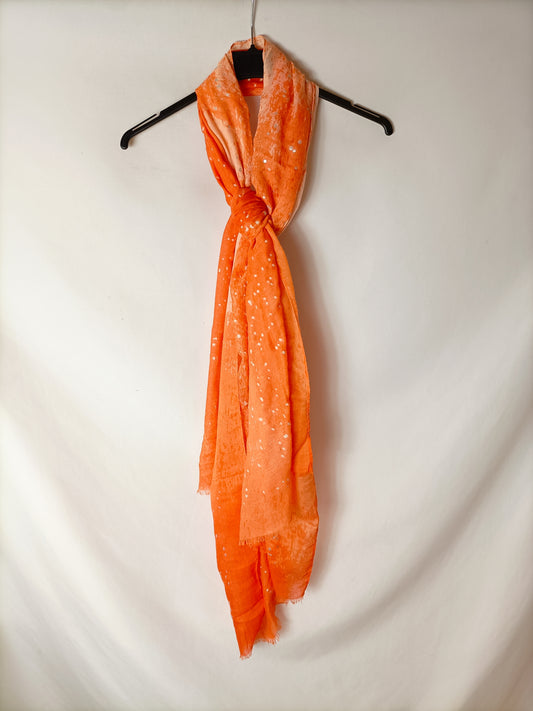 OTRAS. Fular naranja detalles en plateado