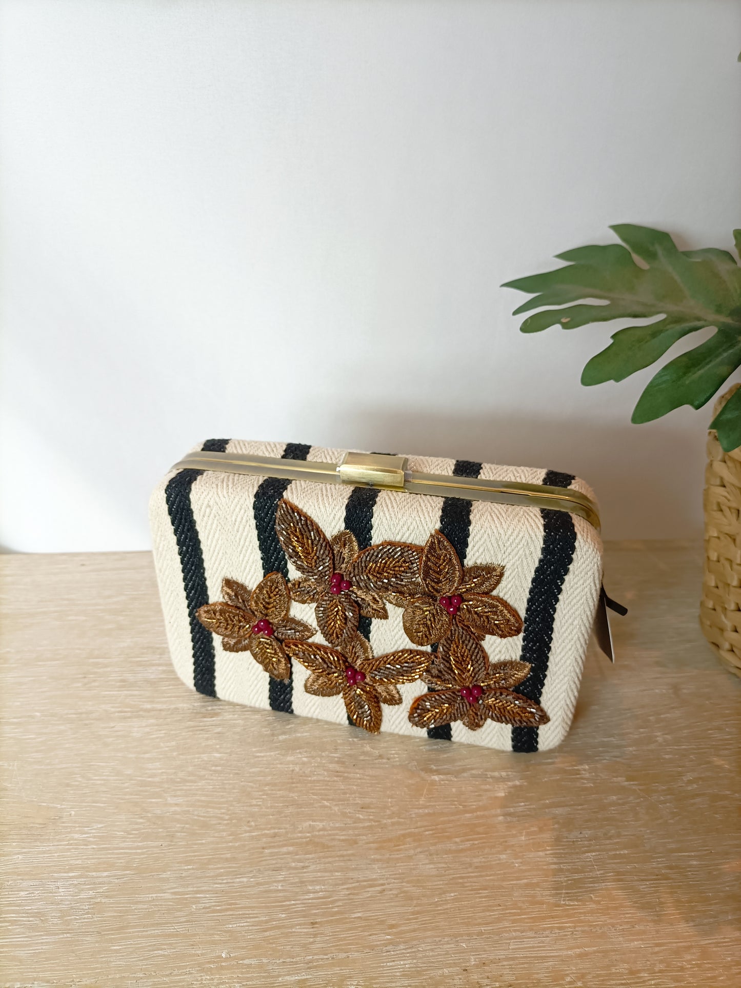 ZARA. Bolso rayas y abalorios