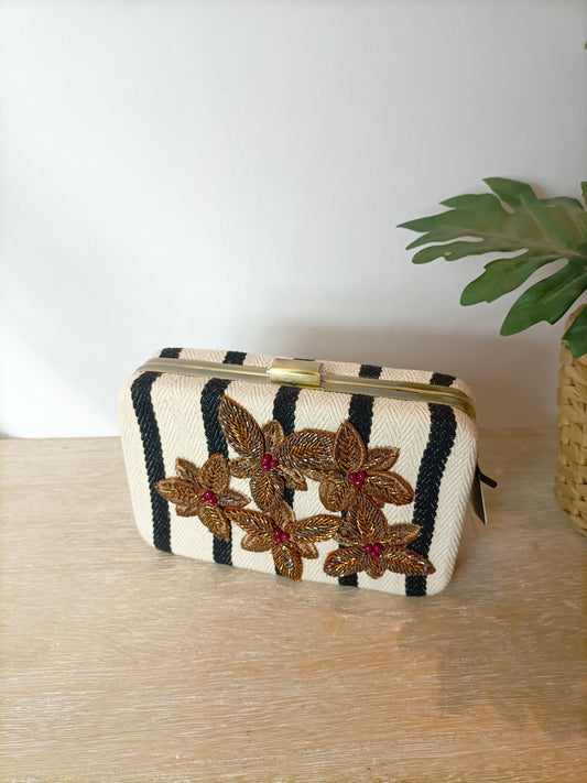 ZARA. Bolso rayas y abalorios