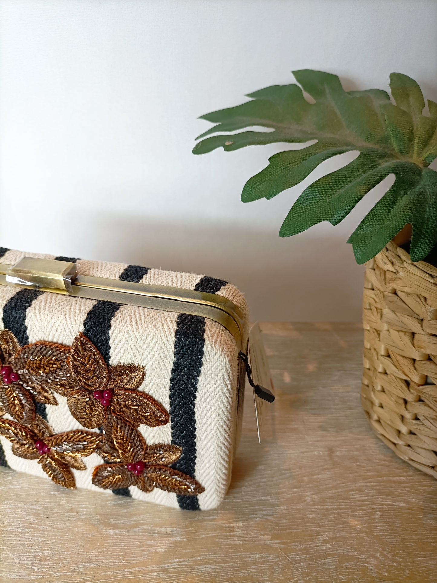 ZARA. Bolso rayas y abalorios