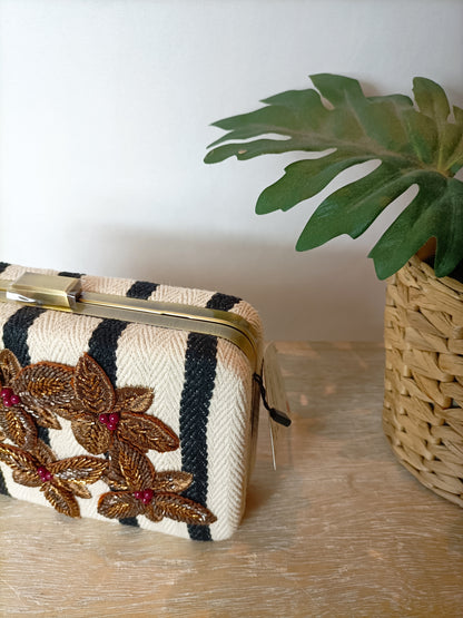 ZARA. Bolso rayas y abalorios