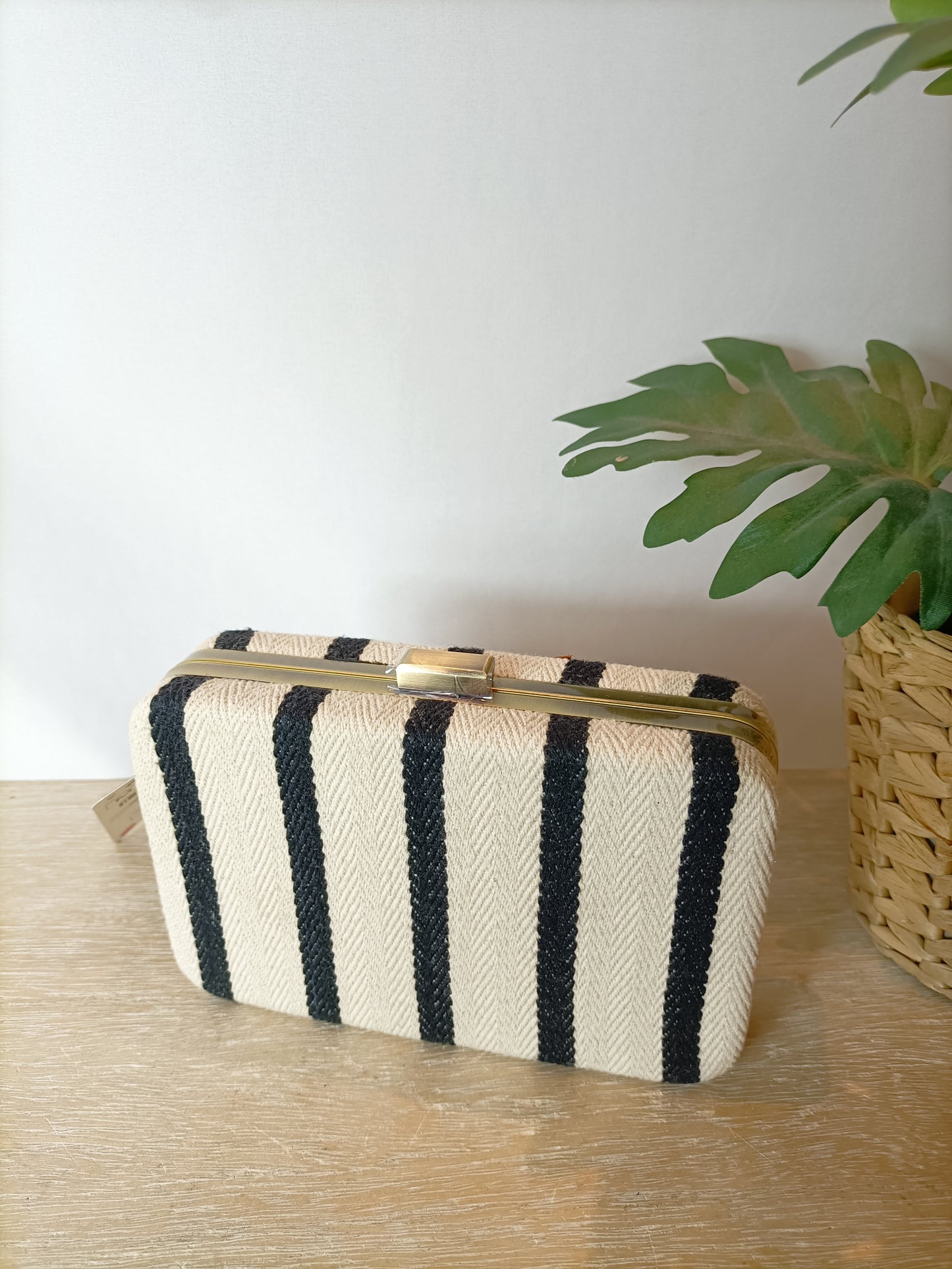 ZARA. Bolso rayas y abalorios