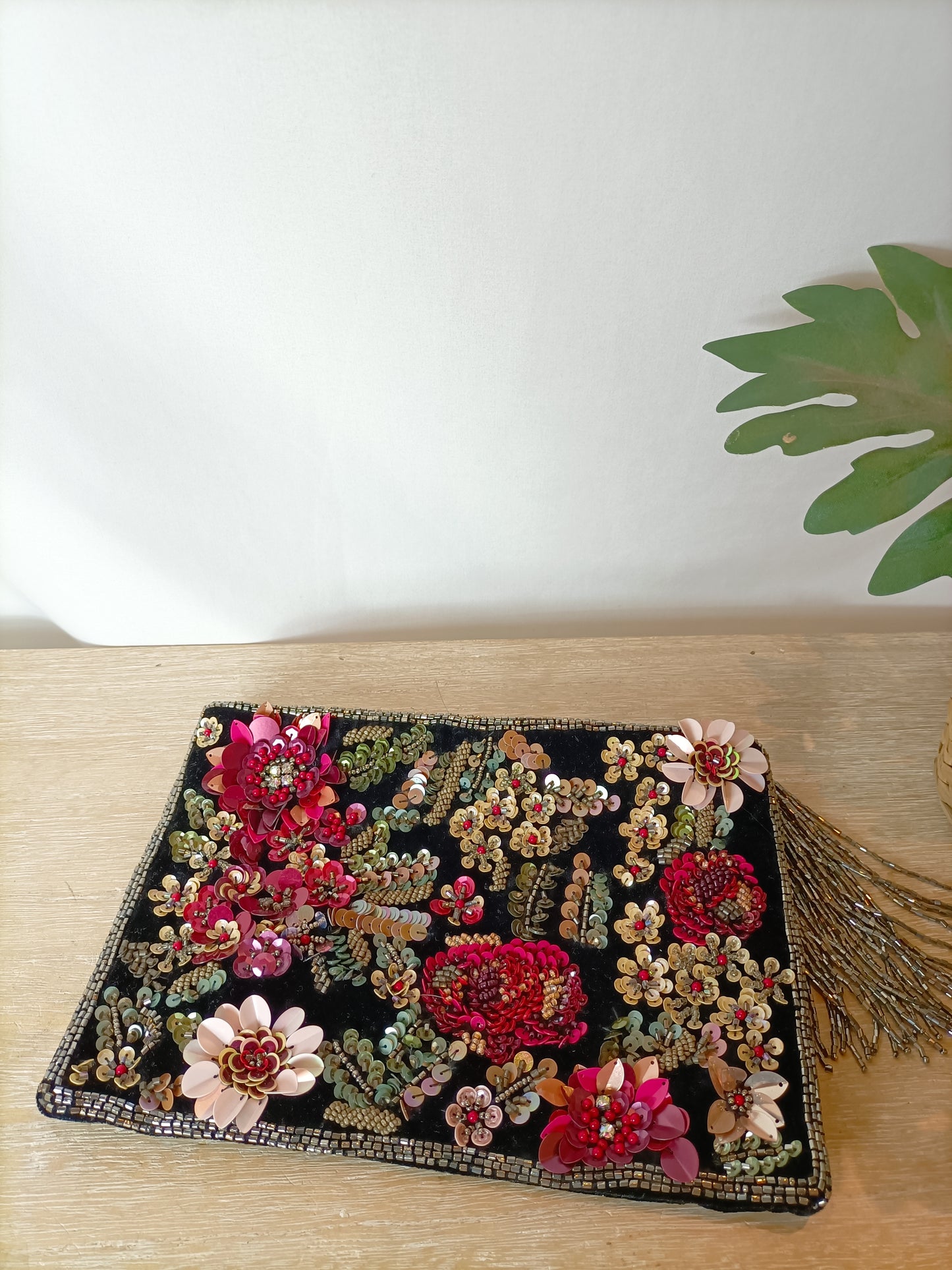 MANGO. Cartera negra lentejuelas