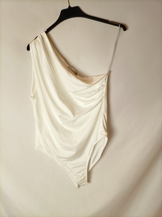 ZARA. Body blanco  asimétrico T.l