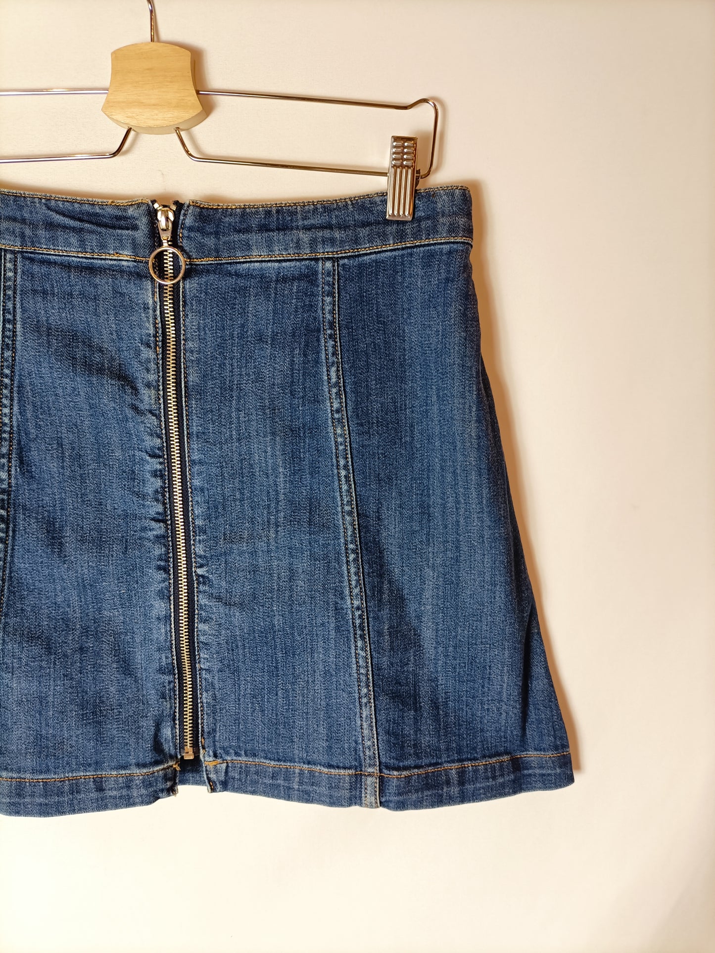 H&M. Falda vaquera cremallera T.40