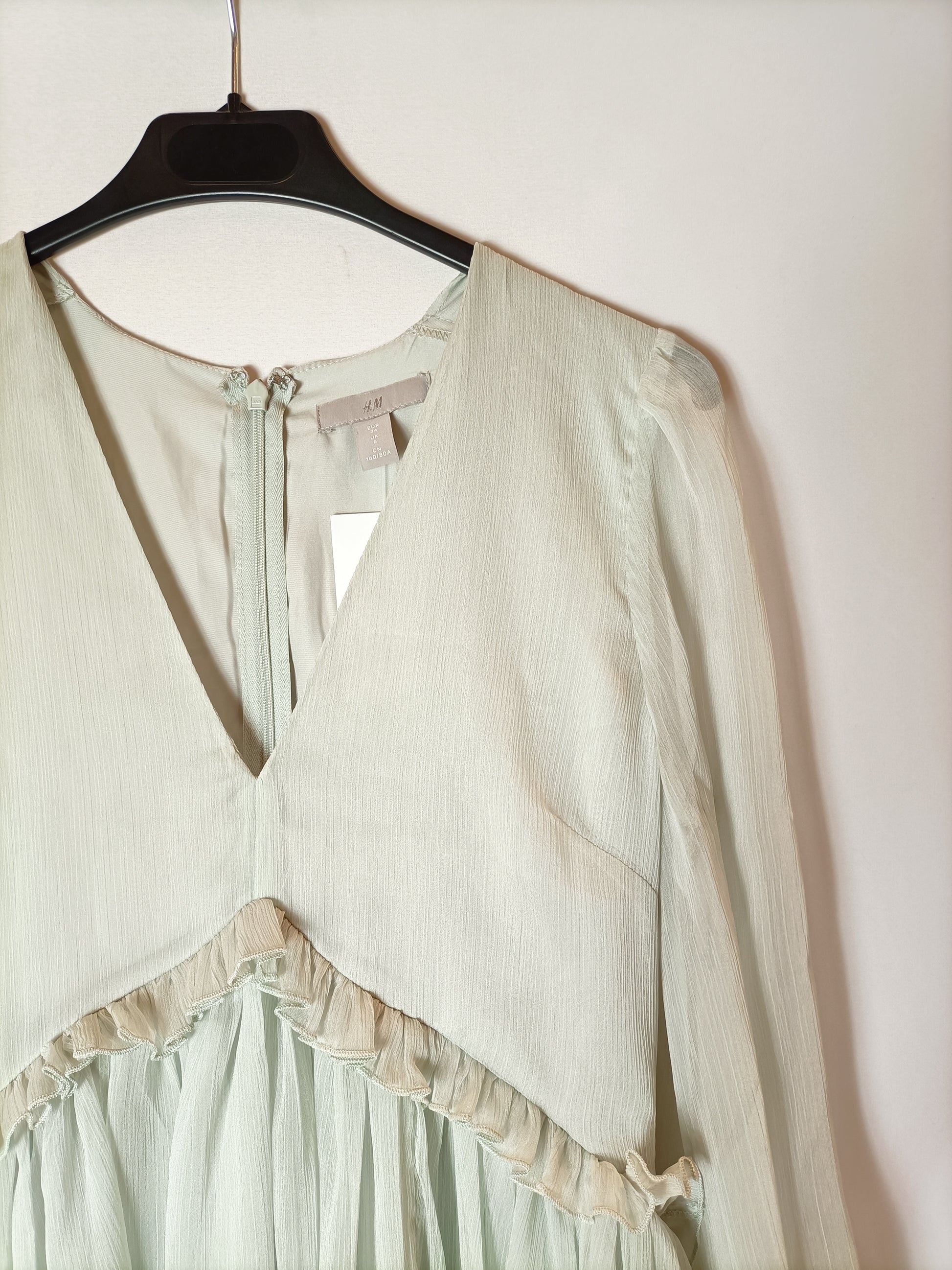 H&M. Light green chiffon dress. Size 34 Hibuy market H&M. Light green chiffon dress. Size 34 Hibuy market