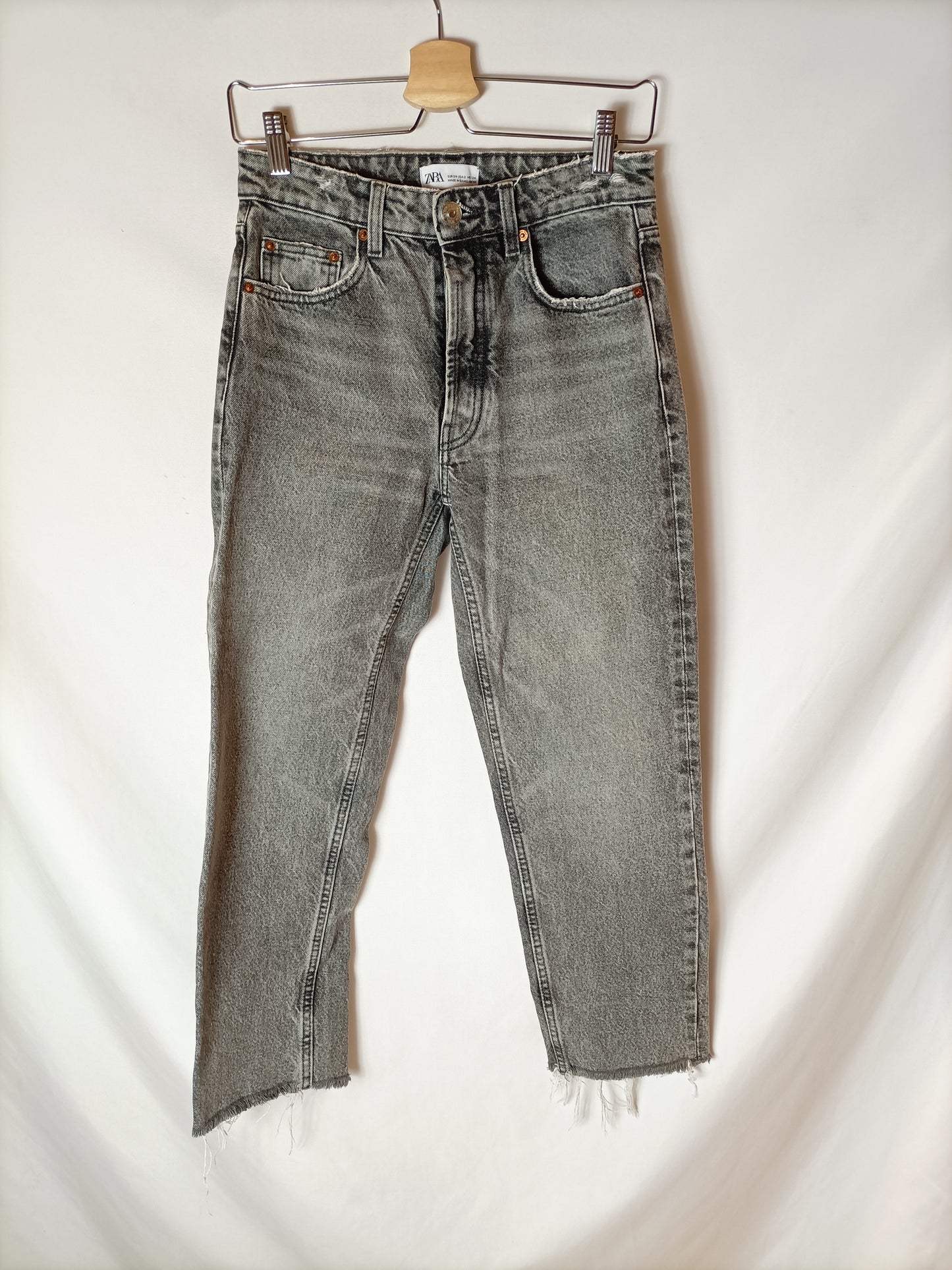 ZARA. Pantalón vaquero gris efecto desgastado botones. T 34