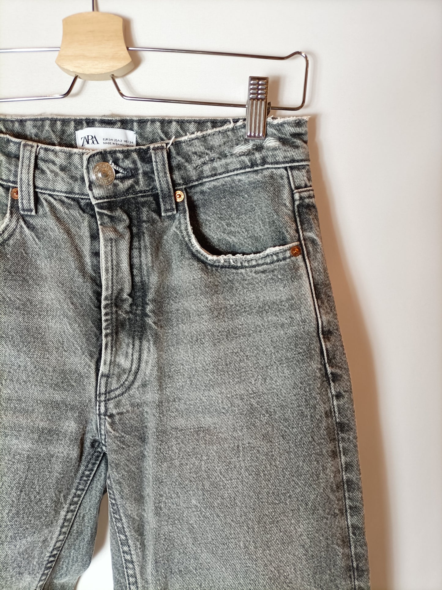 ZARA. Pantalón vaquero gris efecto desgastado botones. T 34